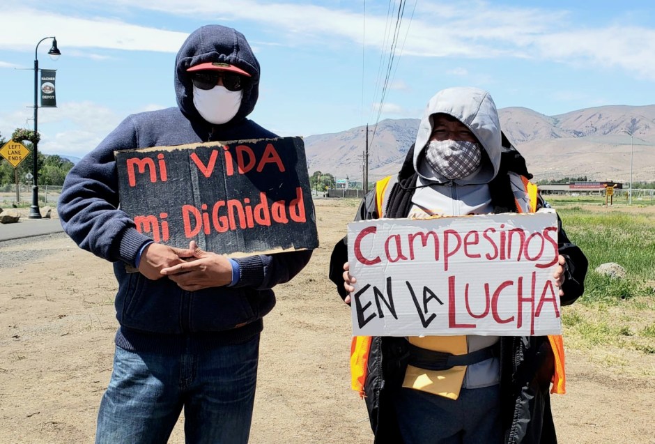 Allan Bros. workers with huelga signs
